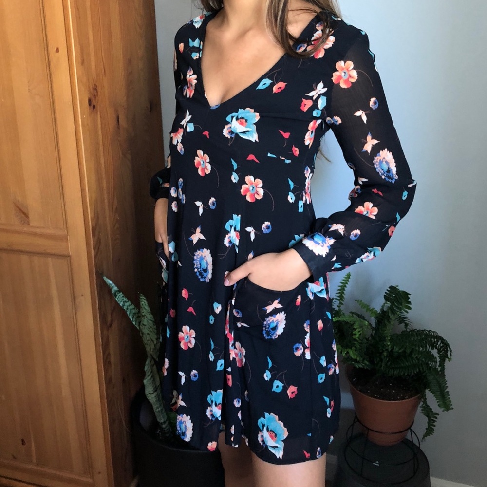 V-neck flowy floral dress with POCKETS
